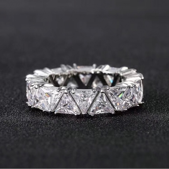 Gorgeous Women’s Eternity Band Triangle Cut Zircon 925 Plated Ring Size 8 NWT - Picture 3 of 3